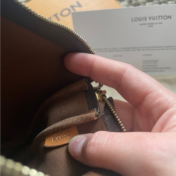 Louis Vuitton Monogram Pochette - Picture 4 of 7